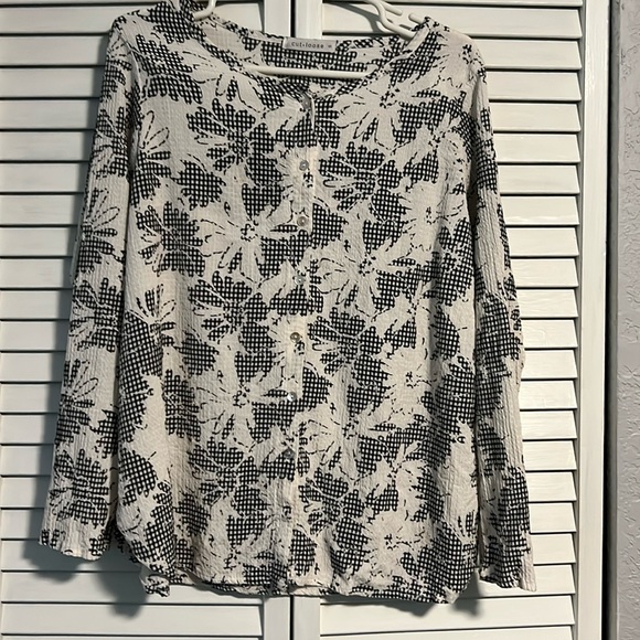 cut loose Tops - Cut loose Women’s lightweight‎ Top. White and black. Size S good condition